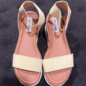 Steve Madden platform sandal!! Size 6